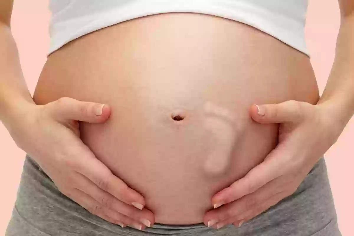 متى تظهر حركة الجنين على البطن من الخارج وماذا افعل لكي احس بحركة الجنين؟