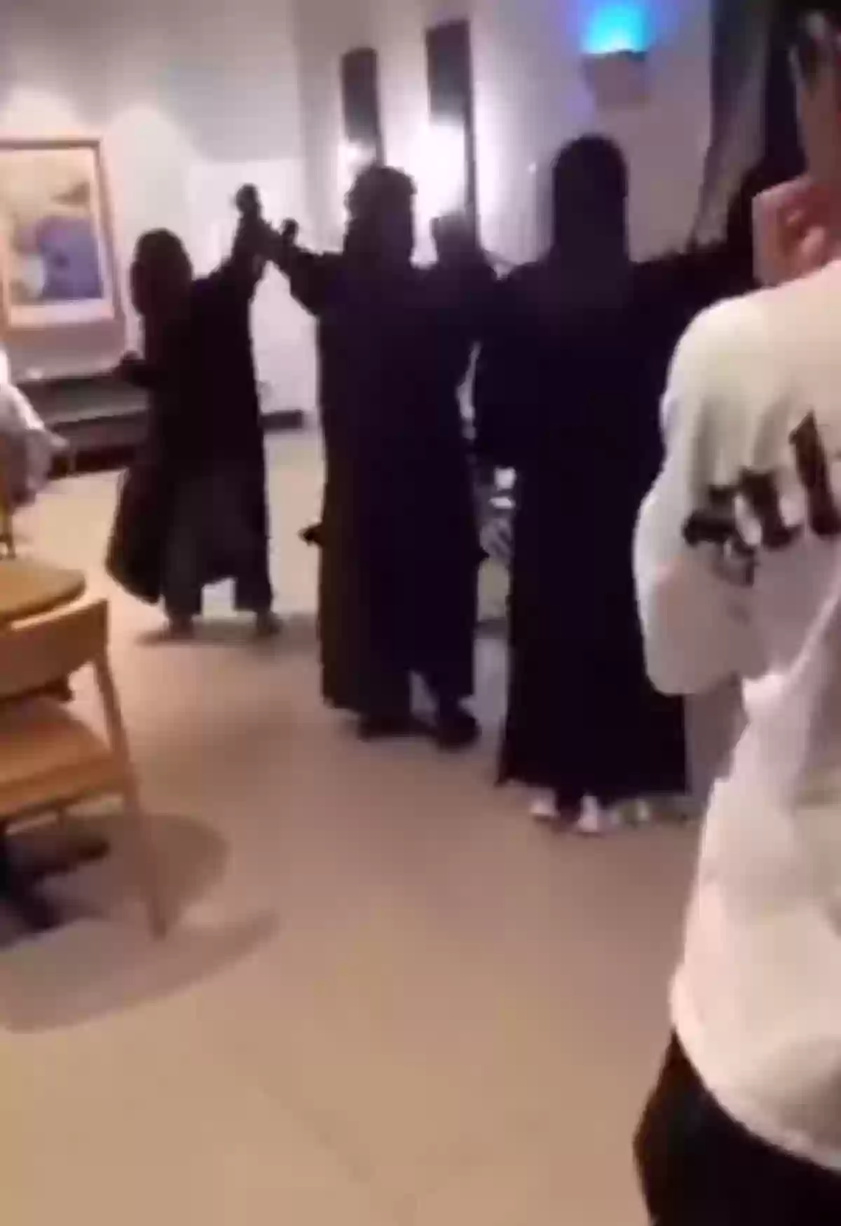 مشاجرة بالأيدي بين فتيات من داخل مقهى ستاربكس السعودية