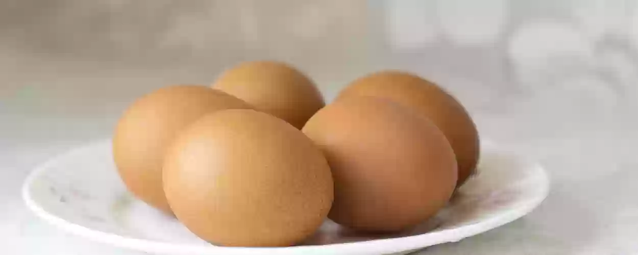 كم كالوري في البيض المسلوق وكم بيضة اقدر اكل في الريجيم؟